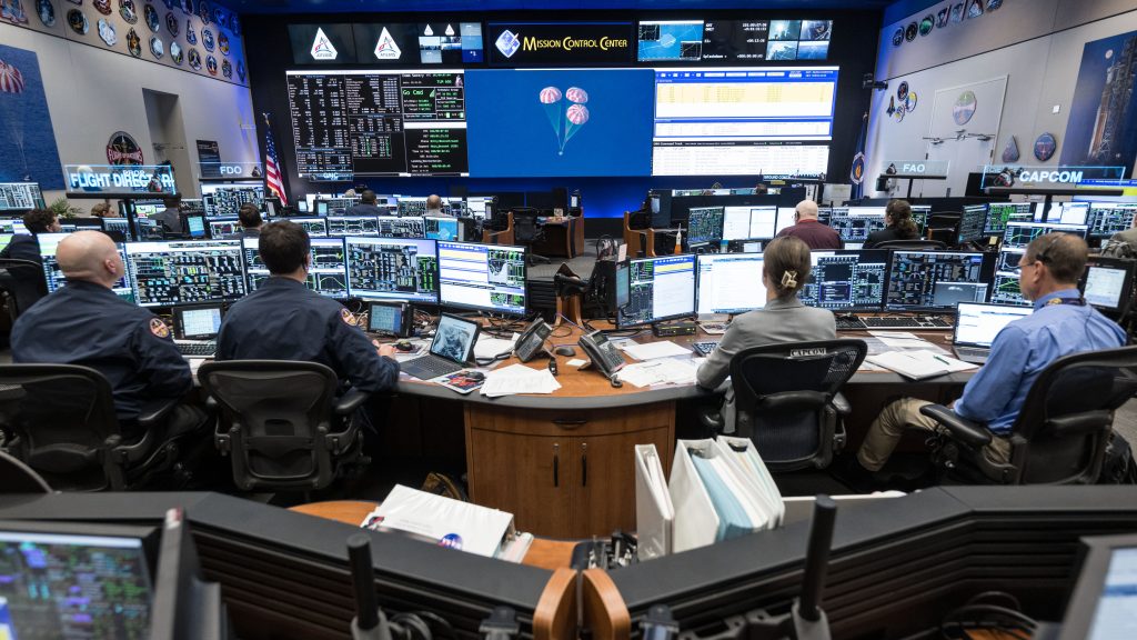 NASA seeks flight directors with experience making decisions under pressure